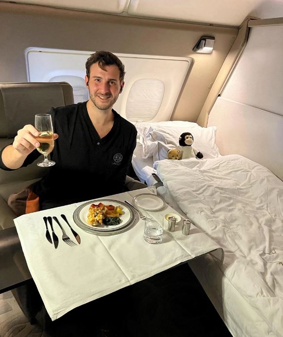 máy bay, vé máy bay, bay hơn 2.000 chuyến để thử đồ ăn trên máy bay