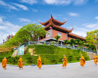 Chiêm ngưỡng kiến trúc Phật giáo nguy nga của chùa Ba Vàng Quảng Ninh