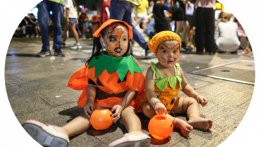Young people in Ho Chi Minh City dressed up as strange to play Halloween early on Nguyen Hue Street