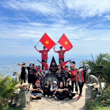 Vì một Việt Nam Xanh – Việt Nam Ơi cùng Xanh Việt Nam tổ chức leo núi Bà Đen nhặt rác