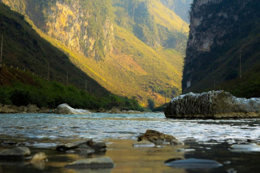 Đi dọc sông Miện Hà Giang, ngắm bức tranh nên thơ ảo diệu của miền cao nguyên đá 