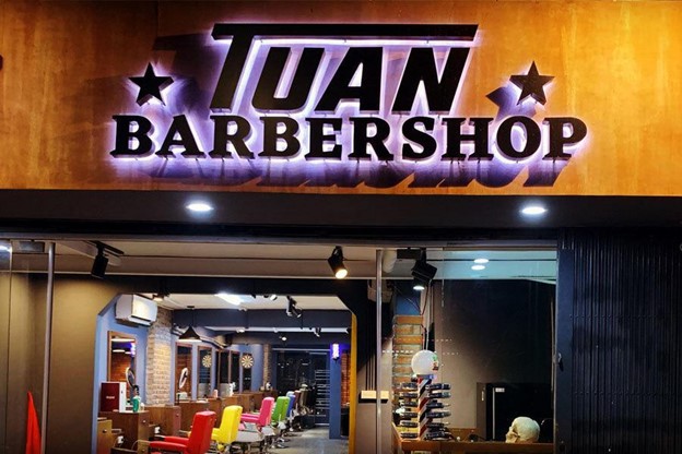 Nếu bạn đang tìm kiếm một salon cắt tóc nam đẹp tại Hà Nội thì chúng tôi sẽ là lựa chọn phù hợp cho bạn. Với không gian sang trọng, đầy đủ trang thiết bị và đội ngũ thợ chuyên nghiệp, bạn nhất định sẽ thỏa lòng mong muốn của mình tại Salon cắt tóc nam đẹp Hà Nội.