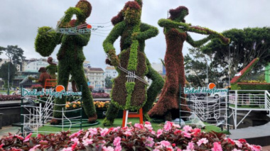 Unique miniature flower band and dancers welcome Dalat Flower Festival – 2022