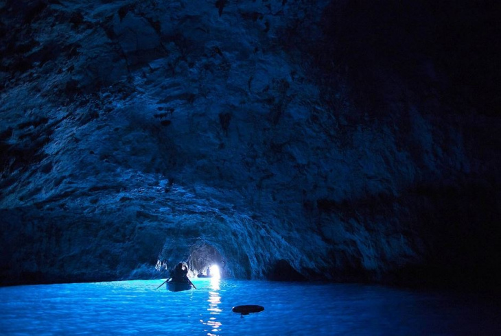 blue grotto, du lịch italy, tour châu âu, làn nước phát sáng trong hang blue grotto ở italy