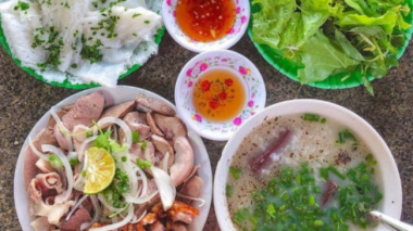 Hoi cake – an “addictive” combination that must be tried when coming to Quy Nhon