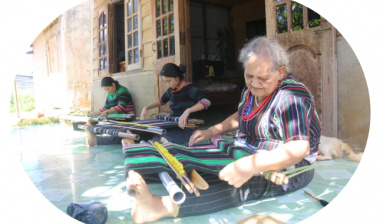 Three generations of Ma people preserve the value of brocade in the Central Highlands