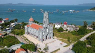 Admire the beautiful catholic church on Thanh Lan Island