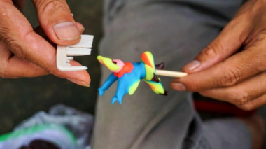 The story of Xuan La people, 30 years of sitting and kneading dough, making “stork toys”