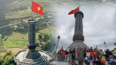 Lung Cu flagpole on the weekend: Tourists are crowded, waiting patiently to take “forever” photos.