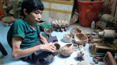 Disabled men and unique products from coconut shells