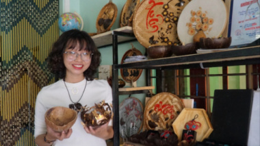 Hot girl 9X turns coconut shells into valuable jewelry