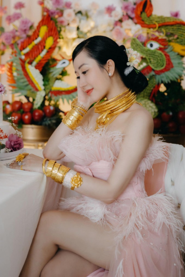 The wedding “flooded with gold” and the couple’s 5-year love story in Vinh Long