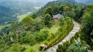 The roads are considered by tourists to be the most beautiful in Vietnam