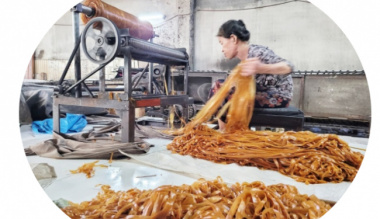 The profession of making red rice paper in Hai Phong
