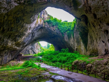 Ngắm nhìn thế giới ngầm tuyệt đẹp ở hang động Devetashka Bulgaria
