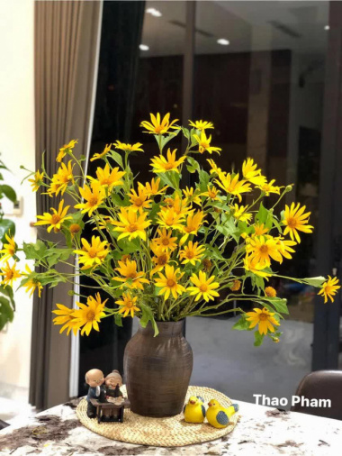 Sisters invited each other to show off the vase of wild sunflowers, simple but strangely beautiful