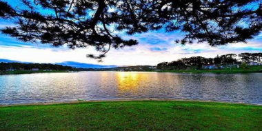 Có một Hồ Xuân Hương đi thì dễ mà đẹp thì quên lối về