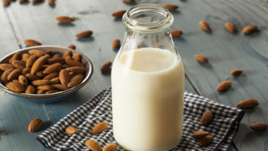 Hướng dẫn bạn cách làm sữa hạt hạnh nhân truyền thống
