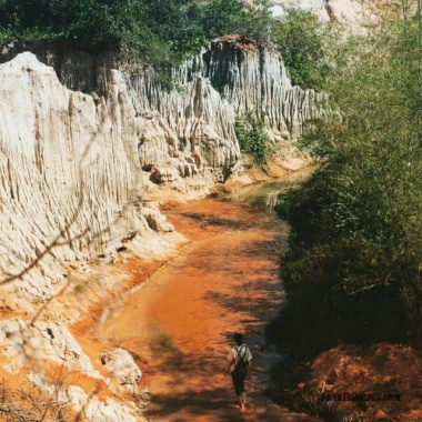 Suối Tiên Mũi Né – Bức phù điêu đỏ cam độc đáo tại Phan Thiết