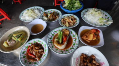 Foreign tourists enjoy the foods that come with broken rice and order 8 dishes for only $8