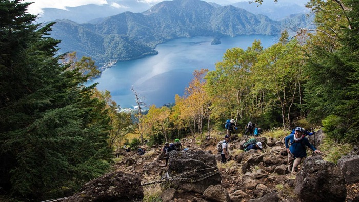 mùa đông trekking và tắm suối nước nóng tại công viên quốc gia nikko nhật bản