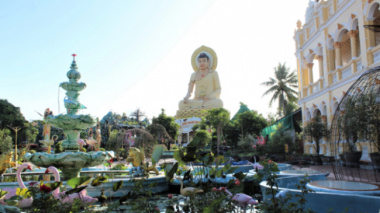 The temple is more than 100 years old, has a beautiful scene like a “fairy place” in Bac Lieu