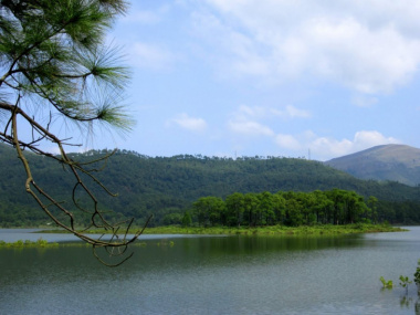 Hồ Yên Trung – Địa điểm lý tưởng cho chuyến dã ngoại cuối tuần