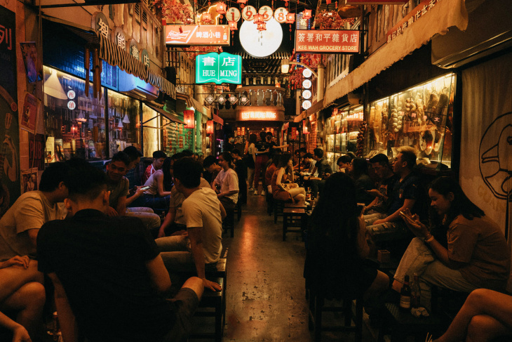 khám phá, hẻm bia lost in hongkong – tái hiện hoàn hảo hồng kông “trên phim”