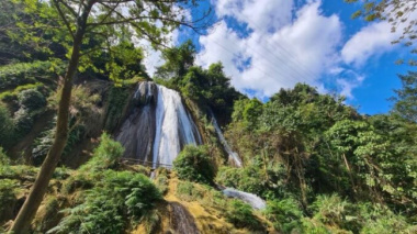 Beautiful waterfalls like a fairy scene cannot be missed when coming to Moc Chau