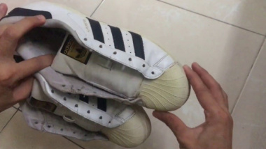 Cách tẩy trắng giày Adidas - Phục hồi vỏ sò trắng như mới 100%