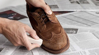 Hướng dẫn cách chăm sóc giày da lộn đúng cách