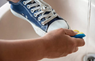 Cách vệ sinh giày tennis tại nhà bằng tay hoặc bằng máy giặt
