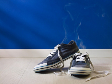 Chăm sóc giày - Làm thế nào để khử mùi hôi giày hiệu quả