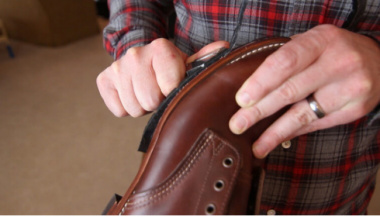 Cách làm mới giày da nâu hiệu quả và đơn giản tại nhà