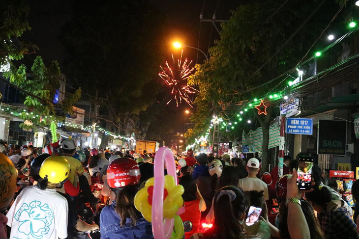 hồ chí minh, 12+ địa điểm đi chơi noel ở sài gòn đẹp & được săn đón nhất