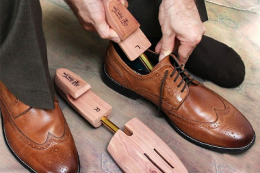 Cách làm giãn giày da mà không lo hư giày