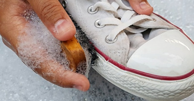 8 cách vệ sinh giày thể thao trắng nhanh chóng nhất tại nhà