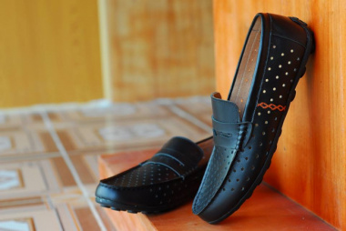 Giày slippers là gì? Cách phối đồ đẹp chuẩn phong cách với giày slippers