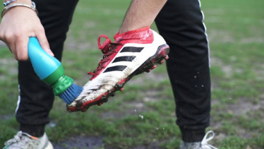 Cách vệ sinh giày thể thao, giày đá bóng tại nhà hiệu quả