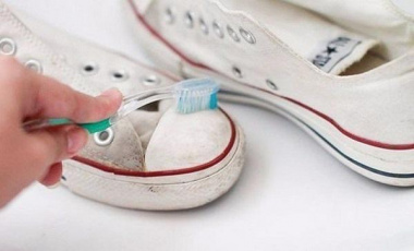 Mẹo vệ sinh giày bằng kem đánh răng đơn giản