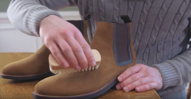 Làm thế nào để vệ sinh giày da lộn