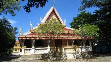 Tham quan chùa Láng Cát Rạch Giá chiêm ngưỡng kiến trúc Khmer độc đáo và vãn cảnh thanh tịnh
