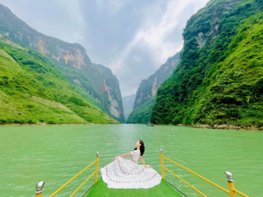 Ngắm nhìn vẻ đẹp vượt thời gian khi du lịch sông Nho Quế Hà Giang