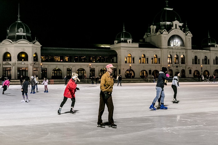 tận hưởng kỳ nghỉ đông tại 10 sân trượt băng ngoài trời nổi tiếng khắp thế giới