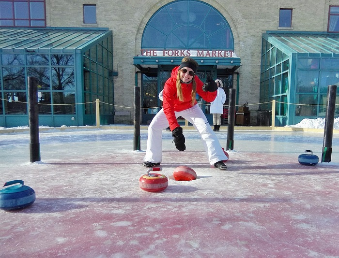 chụp ảnh cùng gấu bắc cực, chơi crokinole trên tuyết và tận hưởng mùa đông ở winnipeg