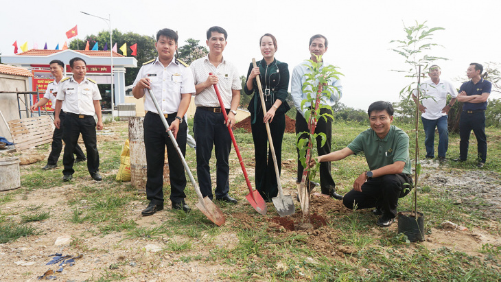 chụp ảnh, hội hane “trồng cây vì một việt nam xanh” tại trung đoàn radar 251