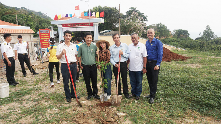 chụp ảnh, hội hane “trồng cây vì một việt nam xanh” tại trung đoàn radar 251