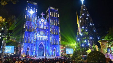 People in Hanoi and Ho Chi Minh City poured into the streets to celebrate Christmas