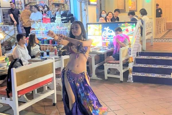 singapore, ẩm thực, nhà hàng singapore xin lỗi vì màn biểu diễn của vũ công múa bụng