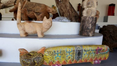 Crafting more than 100 cat statues from wood and firewood